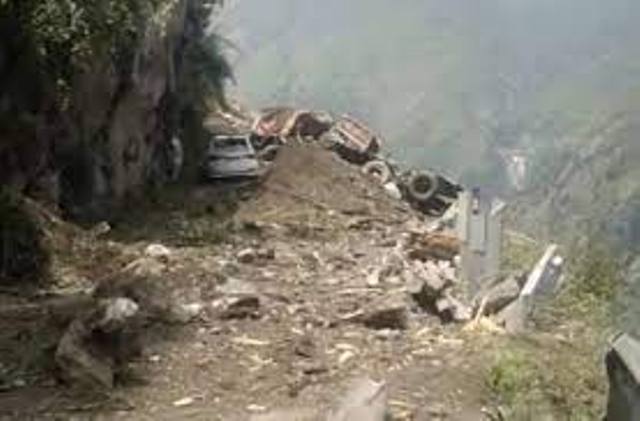 हिमाचल प्रदेश में हुआ हादसा : हरिद्वार आ रही बस सहित अन्य वाहन बुरी तरह मलबे में दबे