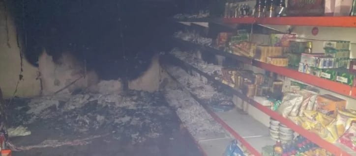 हरिद्वार: बहादराबाद के एस 2 मार्ट में लगी आग, लाखों का नुकसान
