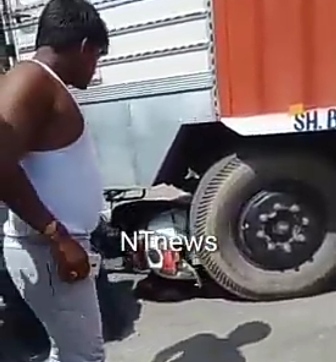 हरिद्वार: कनखल में सिंहद्वार के पास स्कूटी आई ट्रक के नीचे,देखें वीडियो