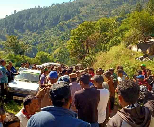 अल्टो कार गिरी खाई में,एक ही परिवार के छह लोगों की मौत