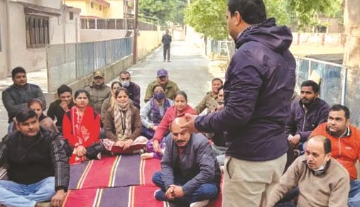 हरिद्वार: डीएफओ के ट्रांसफर की मांग पर धरने पर बैठे कर्मचारी, दी उग्र आंदोलन करने की चेतावनी 