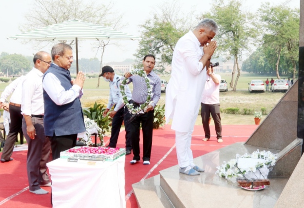 एफआरआई देहरादून के वनपाल स्मारक में मंत्री भूपेंद्र यादव ने शहीद वनपालों को दी पुष्पांजलि