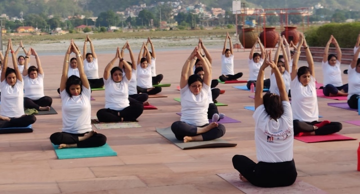 हेल्थी बिगनिंग ने चंडी घाट पर उत्साह और हर्षोल्लास के साथ मनाया अंतरराष्ट्रीय योग दिवस 