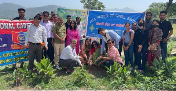 पर्यावरण दिवस 5 जून के उपलक्ष में महाविद्यालय में आयोजित हुआ पौधरोपण कार्यक्रम