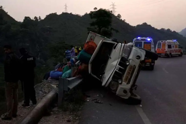 पिथौरागढ़: पिकअप वाहन हुआ दुर्घटनाग्रस्त, छिंटक कर गहरी खाई में गिरे यात्री