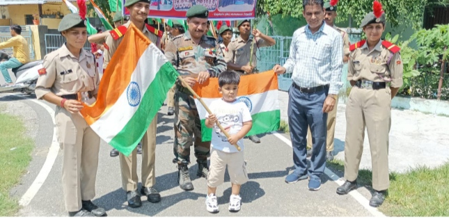 वीएसकेसी महाविद्यालय डाकपत्थर: हुआ घर-घर में झंडा वितरण कार्यक्रम