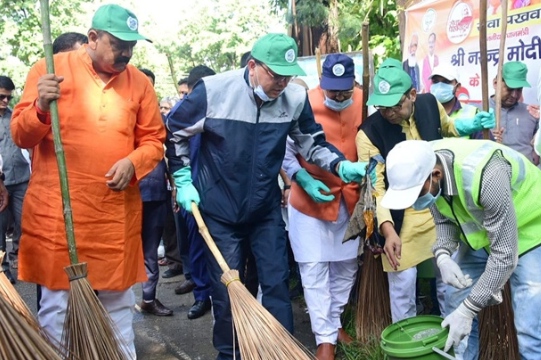 मुख्यमंत्री पुष्कर धामी ने सड़क पर झाड़ू लगा कर दिया स्वच्छता का संदेश