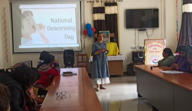 रा० महाविद्यालय थतयूड में राष्ट्रीय कृमि मुक्त दिवस पर छात्रों को खिलाई दवाई