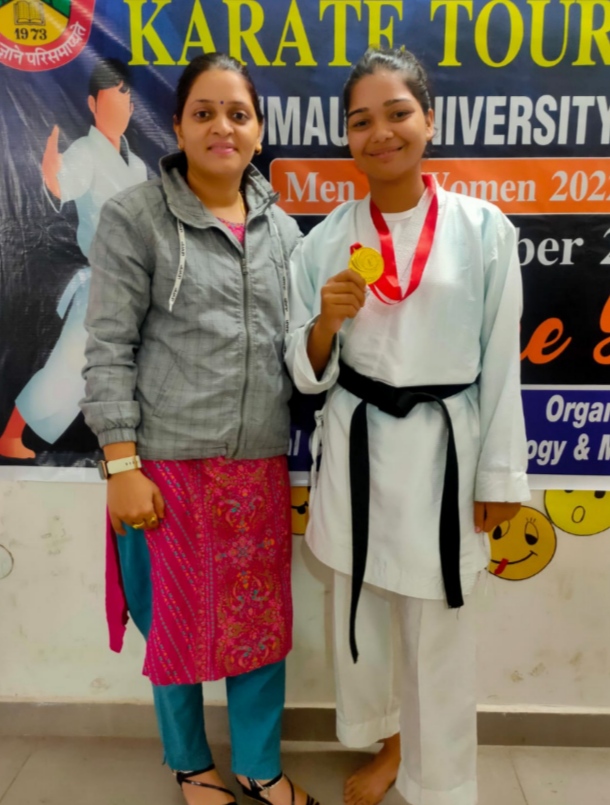 महिला वाणिज्य महाविद्यालय की छात्रा कुमारी संजना ने कराटे प्रतियोगिता में जीता गोल्ड मेडल