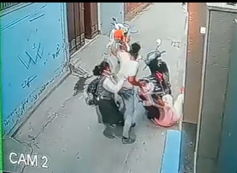 बेखौफ अपराधी: बन्दूक की नोक पर घर के बाहर से लूट का वीडियो वायरल, देखें वीडियो