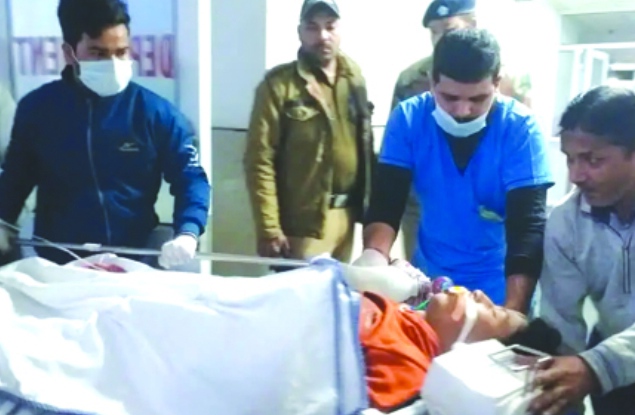 स्कूल के बाहर 12वीं के छात्र को धारदार हत्यार से किया जख्मी , हालत गंभीर