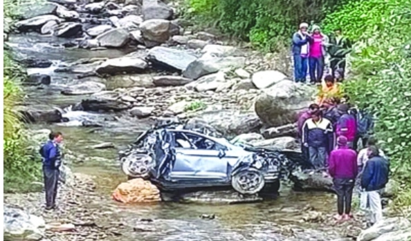 उत्तराखंड: बारातियों की कार खाई में गिरने से 4 की मौत, दो गंभीर