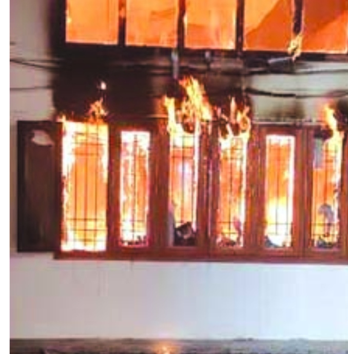 उत्तराखंड: विश्वविद्यालय के रजिस्ट्रार ऑफिस में लगी भीषण आग, दस्तावेज जलकर खाक