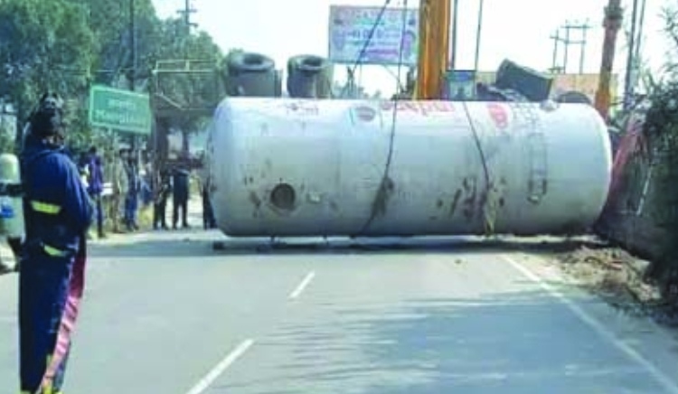 हरिद्वार: बहादराबाद प्लांट के लिए जा रहा गैस से भरा टैंकर पलटने से मचा हडकंप