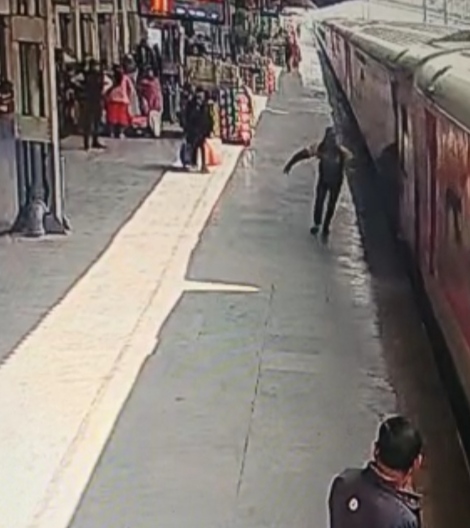 चलती ट्रेन के नीचे आने वाला था यात्री, आरपीएफ जवान ने बचाई जान, देखें वीडियो