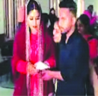 हरिद्वार: शादी के जोड़े में परीक्षा देने पहुँची दुल्हन, दुल्हा कालेज के बाहर करता रहा इन्तजार