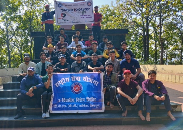 डी०बी०एस० कॉलेज की एनएसएस इकाई ने शिविर के छठवें दिन निकाली नशामुक्ति से सम्बन्धित रैली तथा किया नुक्कड़ नाटक