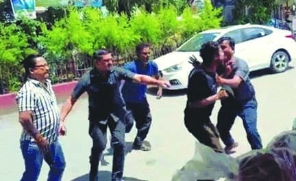 उत्तराखंड: कैबिनेट मंत्री पर हमले की कोशिश, लोगों ने पीटा