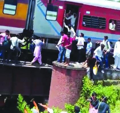 हरिद्वार: ट्रेन में आग लगने की सूचना से ट्रेन सवार यात्रियों में हड़कंप