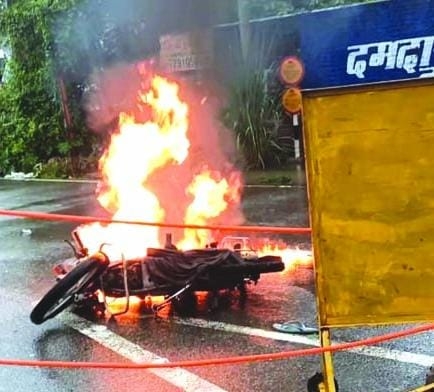 हरिद्वार: कांवडि़ए की चलती बाइक में लगी आग, टला हादसा