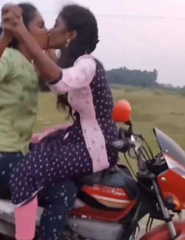 शर्मनाक: दो लड़कियों के चलती बाइक पर रोमांस का वीडियो वायरल, देखें वीडियो