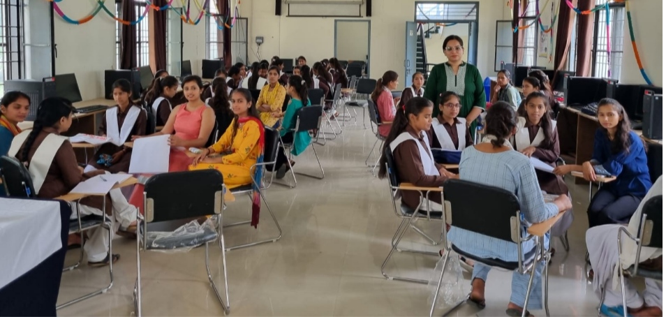 कार्यशाला के तीसरे दिन राजकीय महाविद्यालय चिन्यालीसौड़ में छात्राओं को दी डिजिटल पहचान की जानकारी