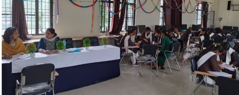 कार्यशाला के चोथे दिन राजकीय महाविद्यालय चिन्यालीसौड़ में छात्राओं को दी गई व्यावसायिक नैतिकता की जानकारी