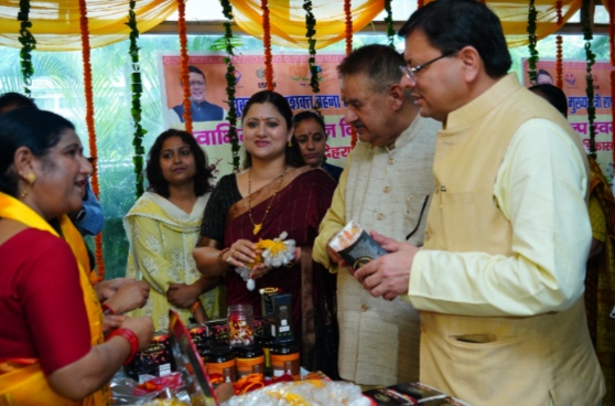 मुख्यमंत्री धामी ने सचिवालय में महिला स्वयं सहायता समूहों द्वारा लगाये गये राखी के स्टॉलों का अवलोकन