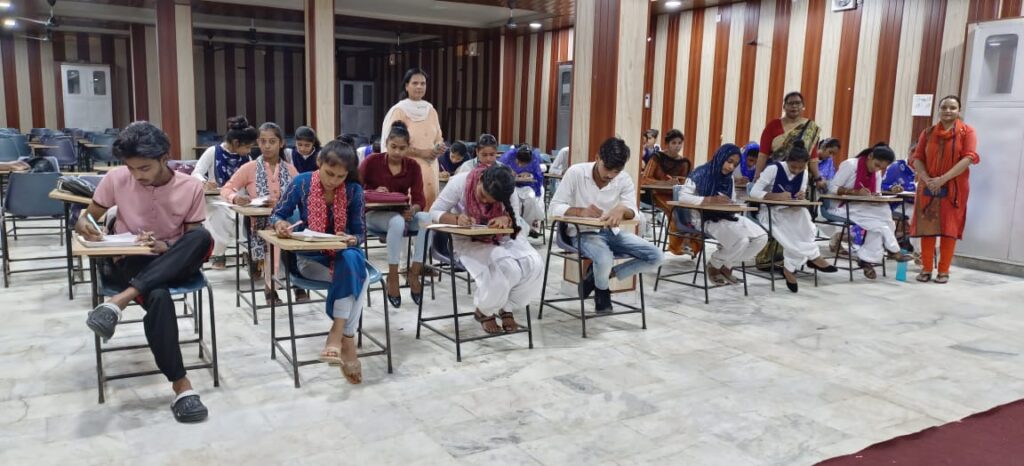 हरिओम सरस्वती पीजी कॉलेज: अनुच्छेद लेखन प्रतियोगिता में आयुषी ने हासिल किया पहला स्थान