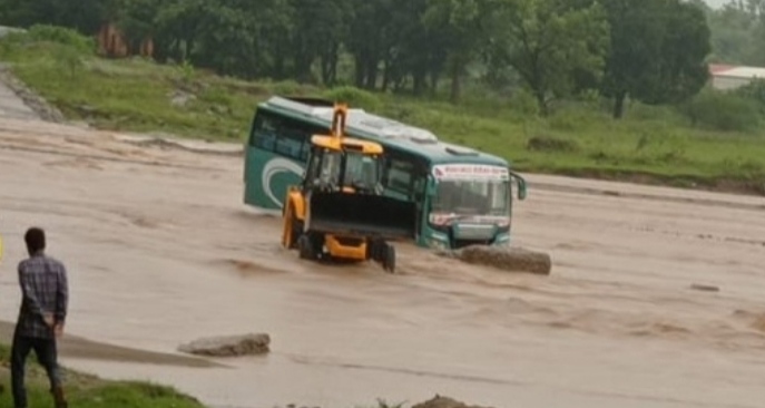 हरिद्वार: नदी में तेज पानी आने पर फंसी यात्रियों की बस, बना दहशत का महौल, देखें वीडियो