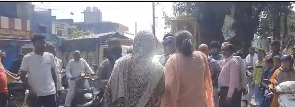 हरिद्वार:  महिलाओं ने उतारा युवकों का आशिकी का भूत, बीच सड़क जमकर पीटा,देखें वीडियो