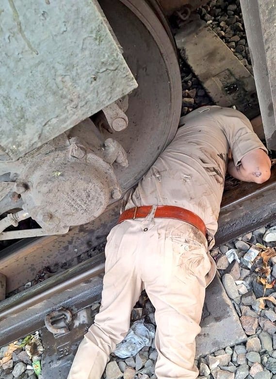 यूपी के दरोगा ने ट्रेन के आगे कूदकर किया आत्महत्या का प्रयास, जानिए कैसे बची जान