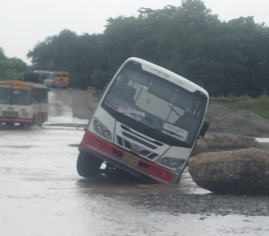 हरिद्वार: नदी में फंसी बस, पुलिस ने तत्परता से बचायी 22 लोगों की जान