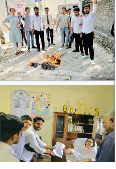 महाविद्यालय मालदेवता में एनएसयूआई ने नए छात्रसंघ संविधान का किया विरोध, फूंका कुलपति का पुतला