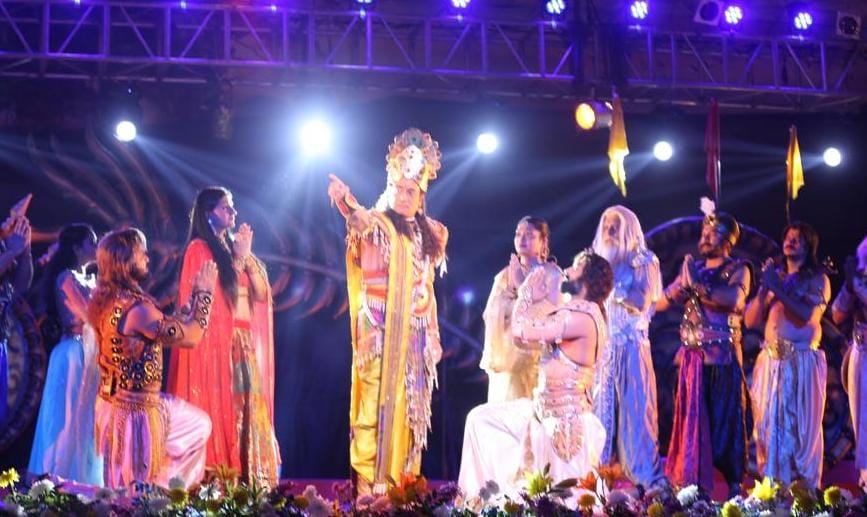 हरिद्वार: भगवान श्रीकृष्ण की भूमिका निभाने वाले नीतीश भारद्वाज ने किया “चक्रव्यूह” नाटक का मंचन