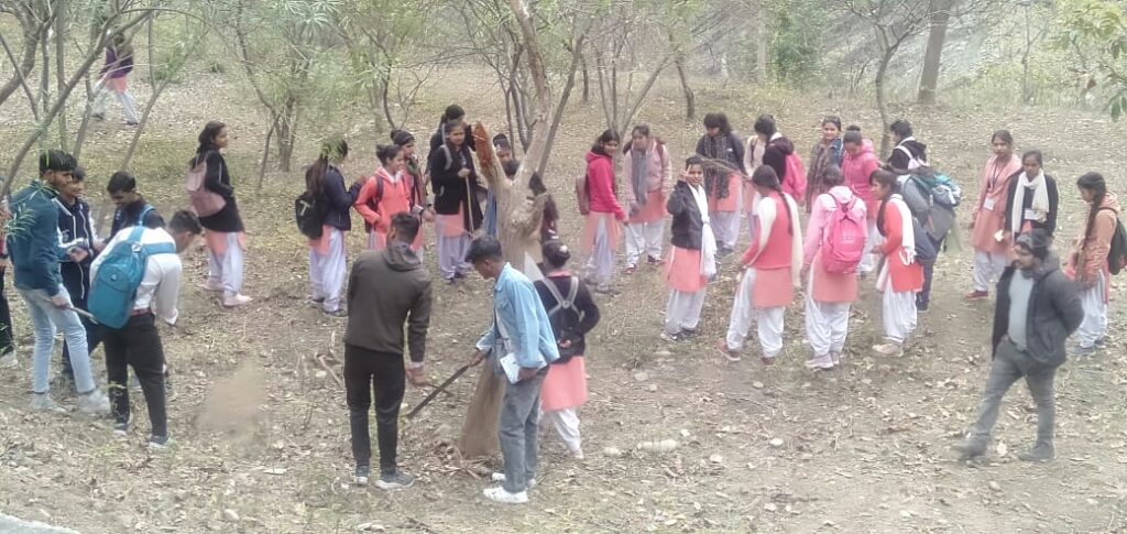 महाविद्यालय देवप्रयाग में एनएसएस के शिविर के तहत स्वच्छता अभियान चलाकर किया प्लास्टिक एवं कूड़े का निस्तारण