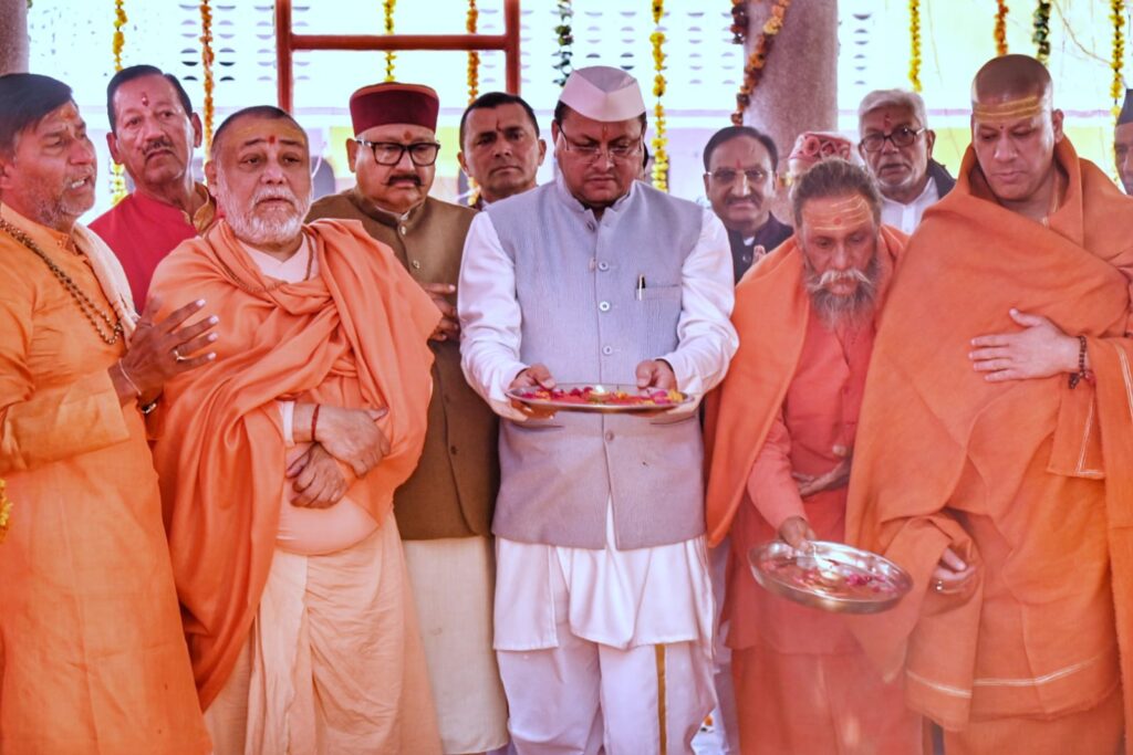 हरिद्वार: मुख्यमंत्री धामी ने जगदगुरू शंकराचार्य स्वामी राजराजेश्वराश्रम महाराज से भेंट कर लिया आशीर्वाद, संग किया हवन यज्ञ