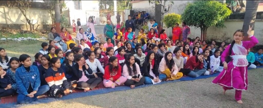 महिला महाविद्यालय हल्द्वानी के विशेष शिविर में अंतरराष्ट्रीय महिला दिवस के अवसर पर विभिन्न सांस्कृतिक कार्यक्रमों का आयोजन