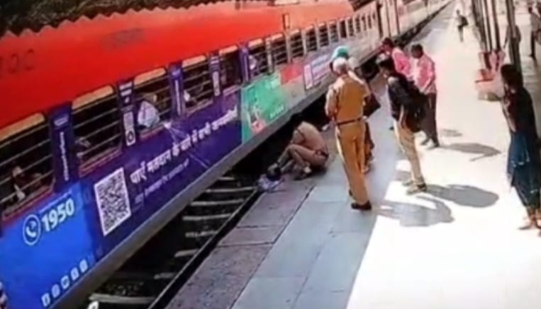 हरिद्वार: चलती ट्रेन और प्लेटफार्म के बीच फंसे यात्री की महिला कांस्टेबल ने बचायी जान, देखें वीडियो