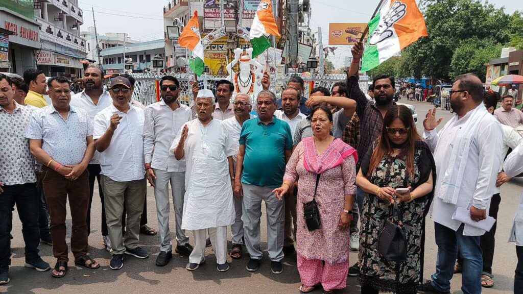 हरिद्वार: चारधाम यात्रा के पंजीकरण काउंटर पर हुई अव्यवस्था को लेकर कांग्रेस ने किया प्रदर्शन