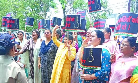 हरिद्वार: महिला कांग्रेस ने किया एसएसपी कार्यालय का घेराव, गैंगरेप व हत्यारोपियों को सजा की मांग
