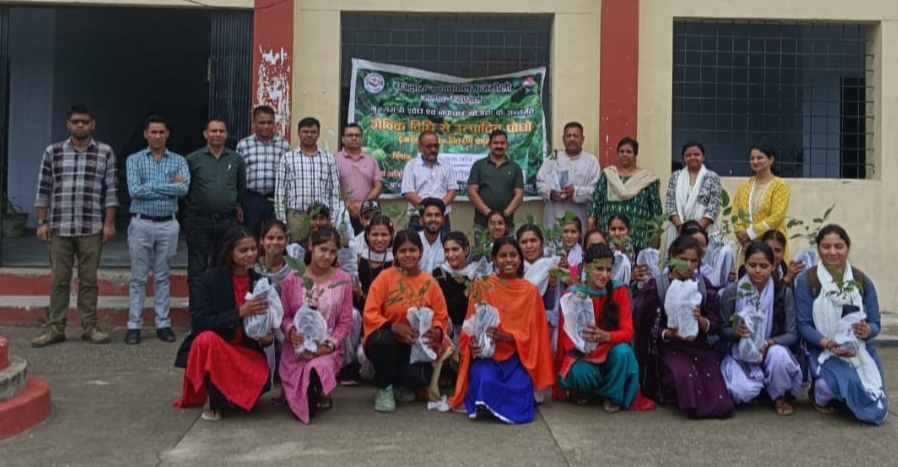 महाविद्यालय जखोली रूद्रप्रयाग में प्रोजेक्ट जैविक कृषि एवं बागवानी के अंतर्गत किया अखरोट के पौधों का वितरण