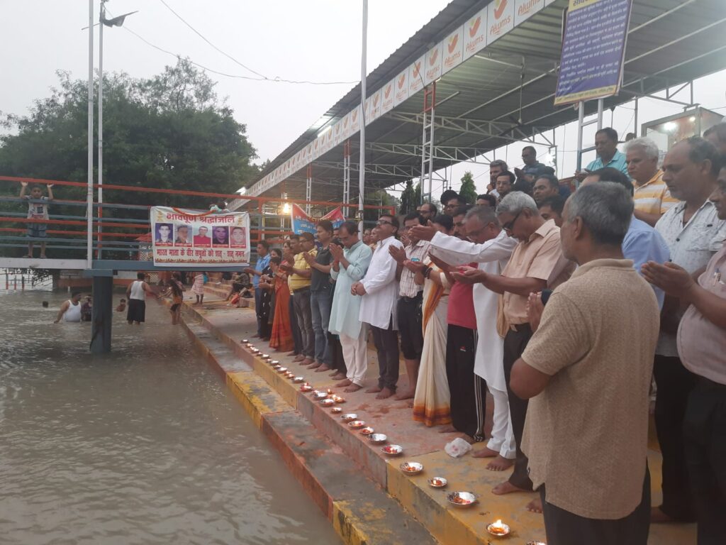 हरिद्वार: पूर्व सैनिकों ने जम्मू में शहीद हुए सैनिकों को गंगा में दीपदान कर, अर्पित की श्रद्धांजलि