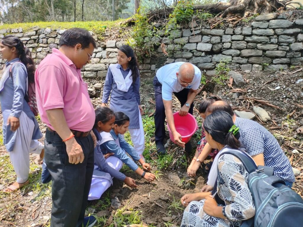 महाविद्यालय बेतालघाट में लोक पर्व हरेला के पूर्व संध्या पर एक वृक्ष माँं के नाम की थीम पर पौधारोपण का कार्यक्रम का अयोजन