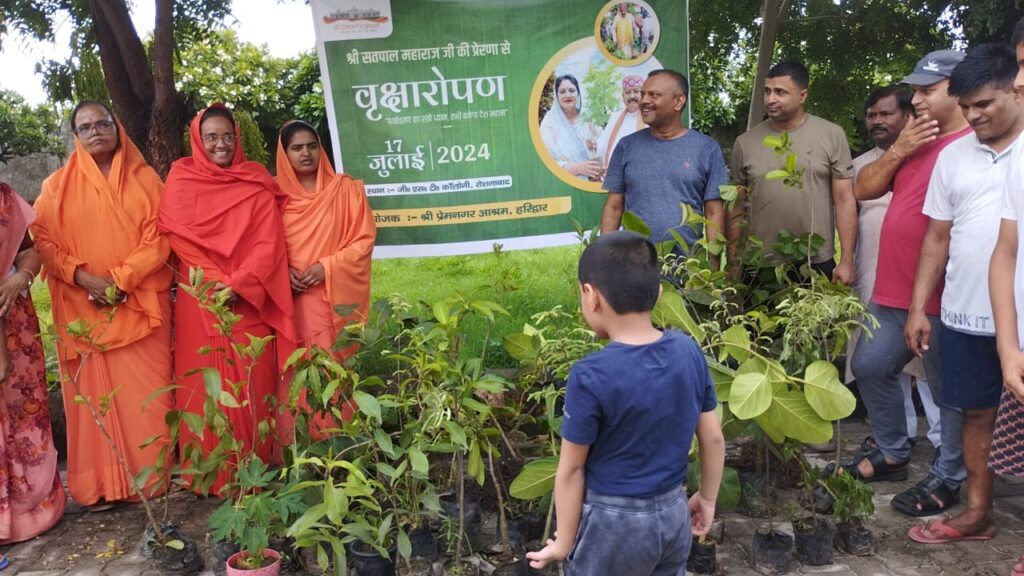 हरिद्वार: प्रेम नगर आश्रम परिवार ने बड़ी संख्या में चलाया पौधरोपण कार्यक्रम