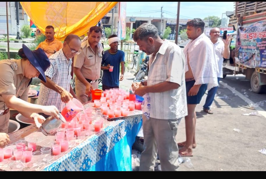 शिव भक्तों को हरिद्वार पुलिस ने पिलाया शरबत, सेवा का नहीं छोड़ रहे कोई मौका