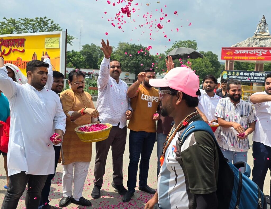 हरिद्वार: भाजपा कार्यकर्ताओं ने कांवड़ियों का पुष्प वर्षा कर किया स्वागत