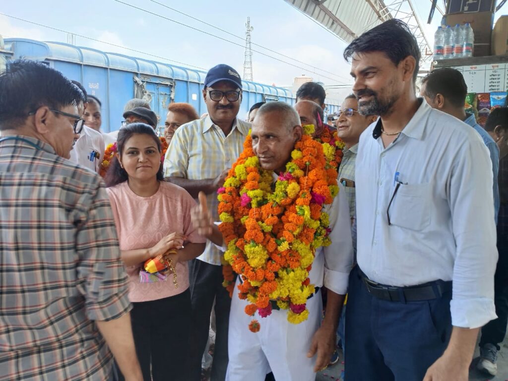 ट्रेन मेनेजर श्री सी एल चौधरी आल इंडिया गार्ड काउंसिल द्वारा सम्मानित.