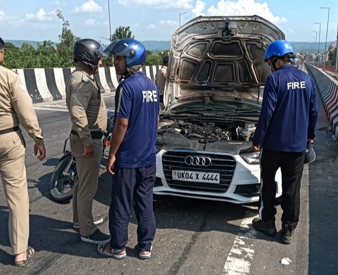 हरिद्वार: हाईवे पर चलती ऑडी कार में लगी आग, फायर सर्विस ने गाड़ी को पुरी जलने से बचाया