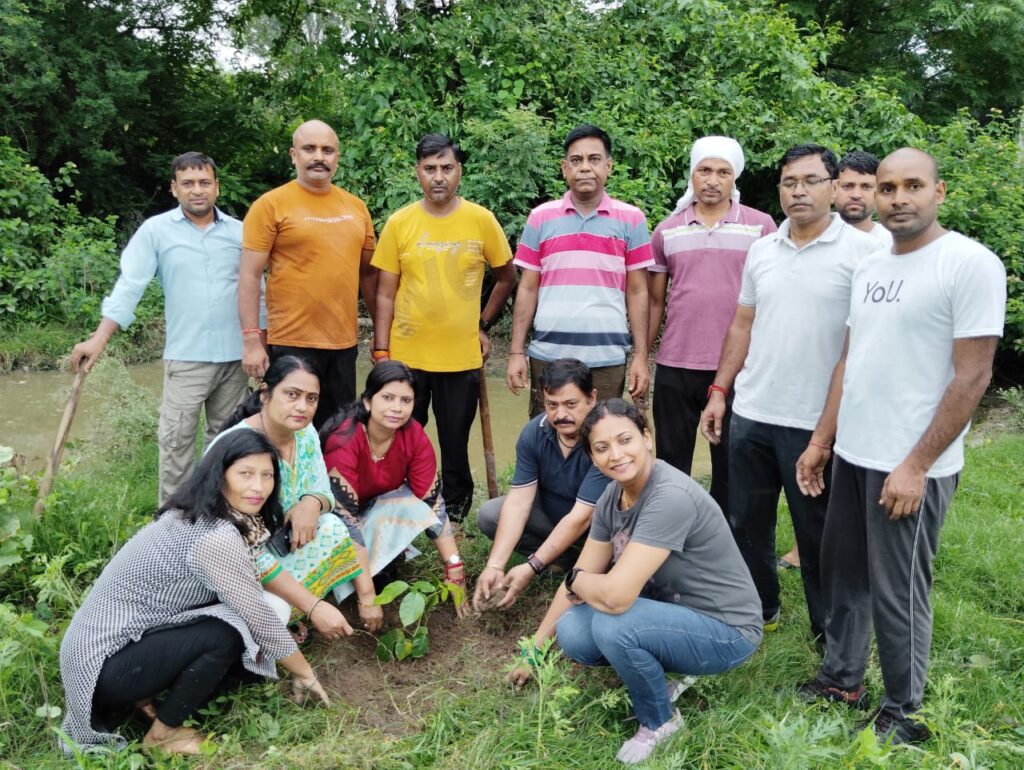 ग्रीन इनिशिएटिव संस्था के तत्वावधान में सेक्टर -1 भेल के फुटबॉल ग्राउंड में किया पौधारोपण